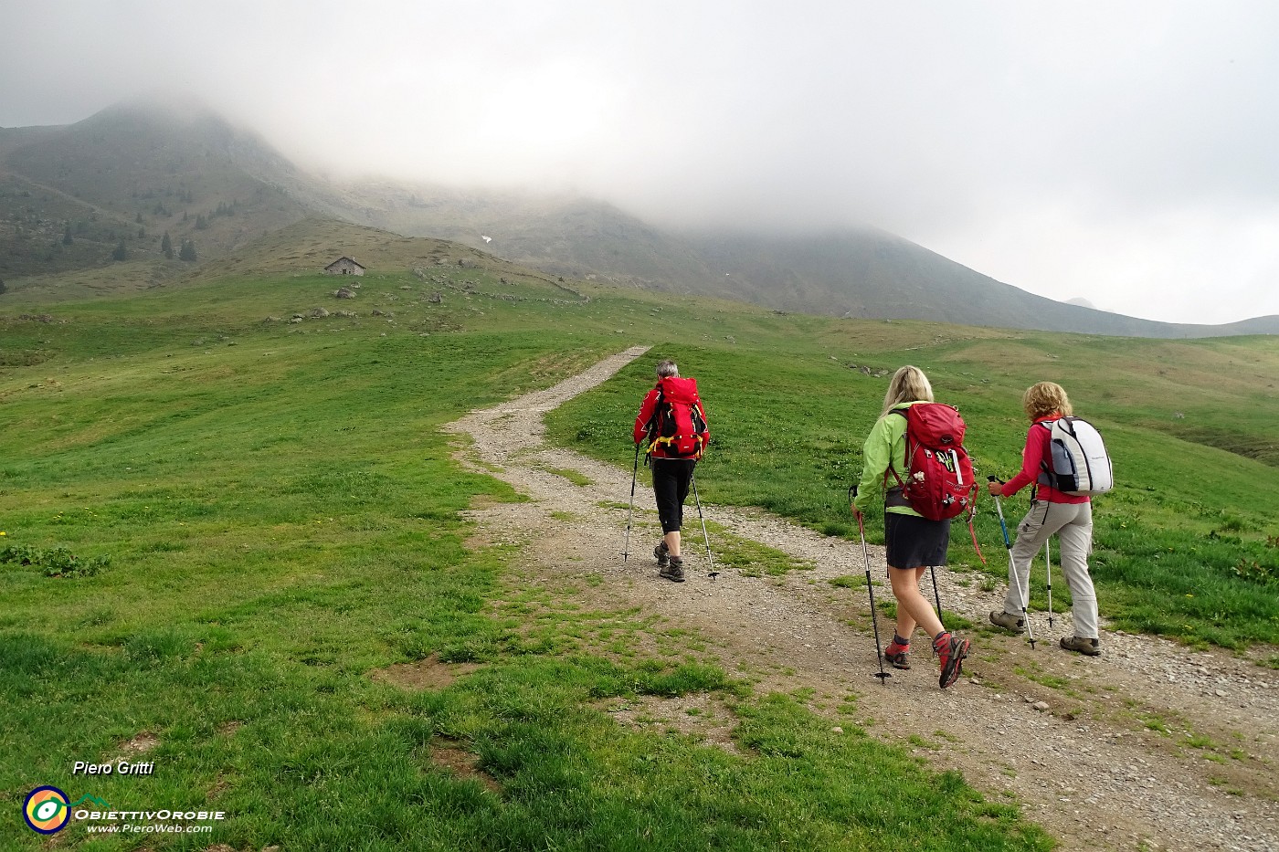08 Salendo i pascoli dei Piani d'Avaro.JPG